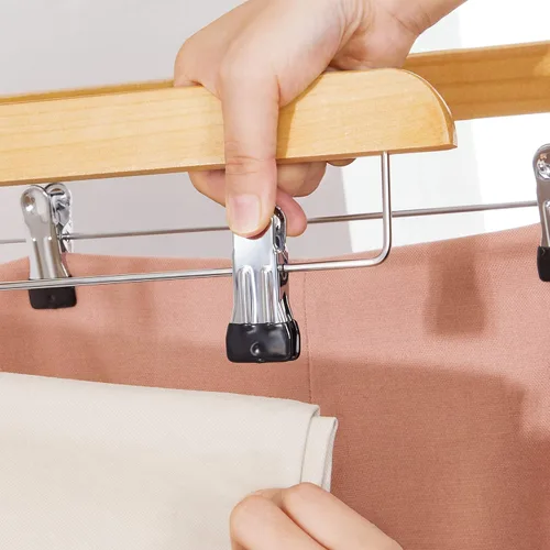 Miniatura 7 de SONGMICS Perchas de Madera para Pantalones, Paquete de 8 Perchas para Pantalones con Clips de Metal Ajustables Antioxidantes, Gancho Giratorio