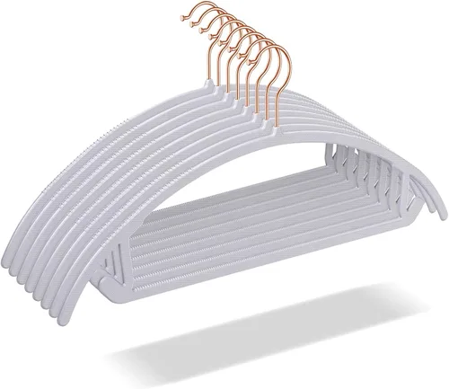 OIKA Paquete de 50 perchas de plástico resistentes para suéteres, abrigos y ropa, capacidad de peso de 11 libras, antideslizantes, 17.8 pulgadas,