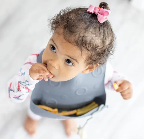 Miniatura 7 de BUSY BABY Juego de babero elástico y utensilios – Babero de silicona ajustable con bolsillo y utensilios de amarre para bebés y niños pequeños