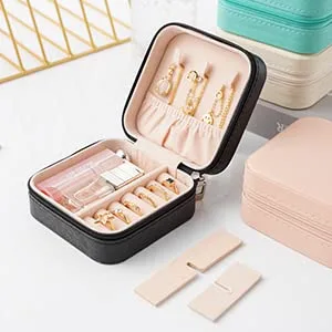 Miniatura 8 de Mini joyero portátil de viaje de cuero para joyas, organizador de anillos, caja de regalo de almacenamiento, para niñas y mujeres (negro).