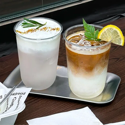 Miniatura 8 de Paquete de 50 vasos de plástico transparente con tapas para sorber – Tazas de café helado de 16 onzas con tapas sin pajilla, desechables de fondo