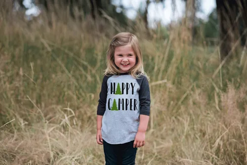 Miniatura 4 de 7 ate 9 Apparel Camiseta de camping Happy Camper para niños al aire libre