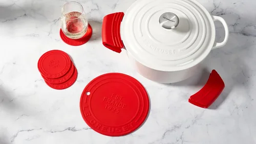 Miniatura 4 de Le Creuset Juego de 2 agarres de silicona, 5" x 2 1/2" cada uno, negro