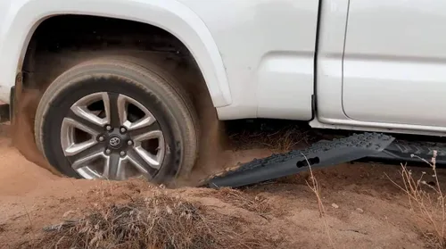 Miniatura 8 de XPV AUTO Tablas de tracción para pistas de recuperación, escalera de neumáticos, alfombrilla 4WD para arena y lodo de nieve todoterreno 4X4 (negro)