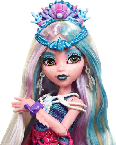 Miniatura 3 de Monster High Muñeca Monster Fest, Lagoona Blue con atuendo glamoroso y accesorios temáticos de festival como aperitivos, póster de banda, bolsa