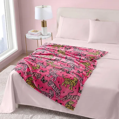 Miniatura 12 de Betsey Johnson - Manta para sofá o cama, manta súper suave y extragrande de aspecto audazmente mullido (corazón punteado rosa, 50" x 70")