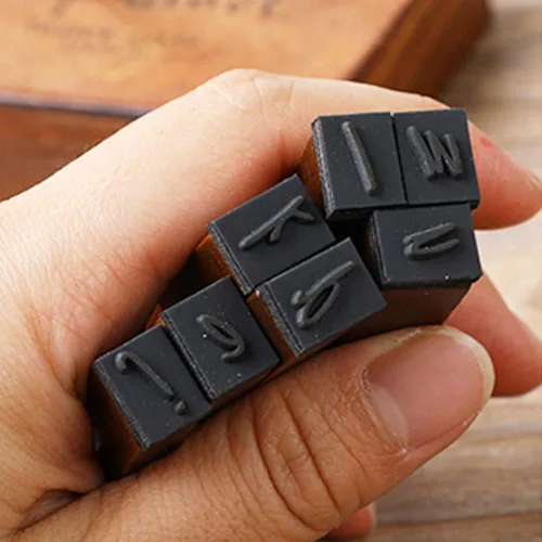 Miniatura 2 de DIYOMR Sellos de letras vintage, sellos de goma de madera, juego de 26 sellos del alfabeto con caja de madera roja antigua vintage para hacer