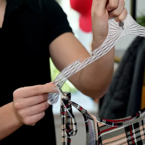 Miniatura 4 de Perchas de plástico para ropa, paquete de 12 perchas resistentes, vestidos, camisetas, camisas, vestidos, blusas, perchas para organización