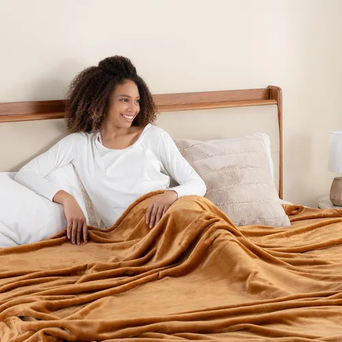 Miniatura 7 de Berkshire Blanket Cobija de terciopelo VelvetLoft® sólida para cama, cobija de cama tamaño King, cobija suave y ligera de felpa para cama y sofá