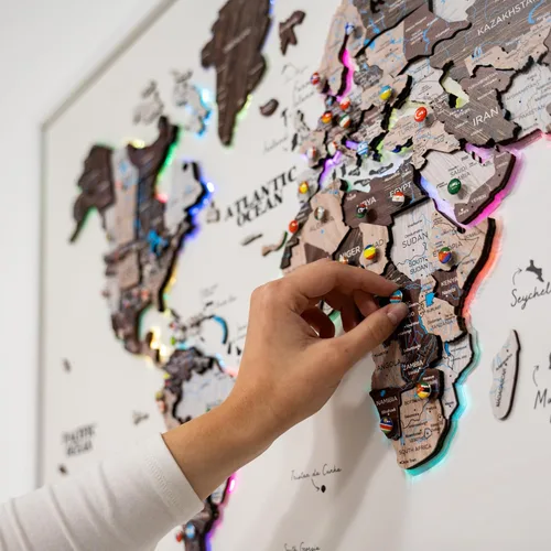 Miniatura 7 de Enjoy The Wood Mapa del mundo de madera a bordo con retroiluminación LED 2.0 - Mapas del mundo hechos a mano para pared con marco - Mapa de viaje
