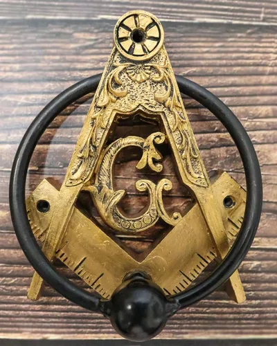 Miniatura 8 de Ebros Gift Masonería Masónica de Oro Sintético Antiguo Cuadrado Masónico y Brújulas Monograma Aldaba de puerta decorativa con volutas de resina