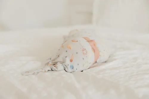 Miniatura 6 de Copper Pearl Gorro de bebé con nudo superior elástico suave Cosmos