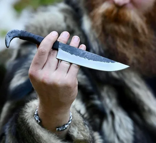 Miniatura 4 de Poshland - Cuchillo nórdico Viking de Odin Raven de 10.3 pulgadas - Hoja de acero al carbono forjada a mano de 6.5 pulgadas, empuñadura de cabeza