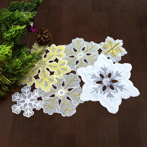 Miniatura 3 de Grelucgo Juego de 4 manteles individuales bordados a máquina y cortados a mano con copos de nieve de invierno plateados y dorados para Navidad