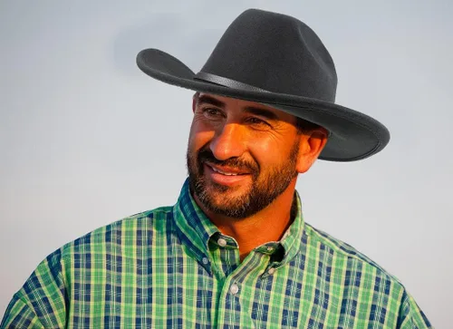 Miniatura 14 de Sombrero de vaquero clásico de fieltro occidental para mujeres y hombres de ala ancha con hebilla de cinturón (tamaño: mediano-grande)