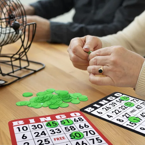 Miniatura 6 de GSE Games & Sports Expert Chips de bingo verdes, 2,000 fichas de conteo transparentes de alto contraste de 3/4 pulgadas para juegos de bingo, fiestas