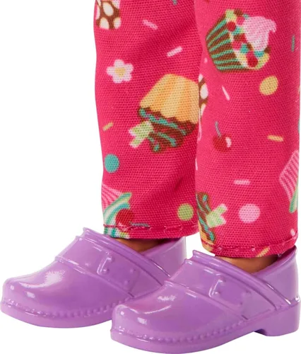 Miniatura 3 de Barbie Muñeca y accesorios, muñeca de chef pastelero profesional con sombrero y rebanada de pastel