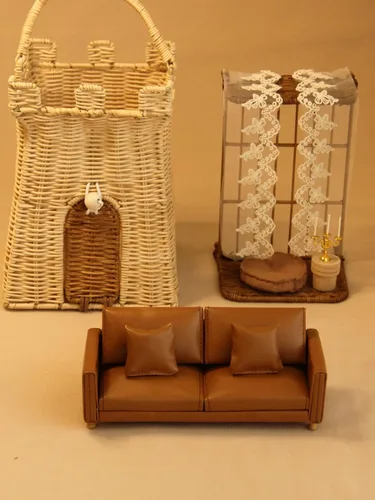 Miniatura 2 de Sofá de cuero para casa de muñecas en miniatura, a escala 1:12, juego de muebles de mini sofá con cojines para figura de muñeca de 3 a 6 pulgadas