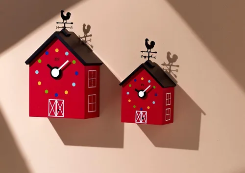 Miniatura 5 de KOOKOO Red Barn - Reloj pequeño de granja con 12 sonidos de animales, un gallo y una veleta giratoria