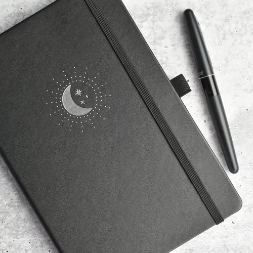 Miniatura 8 de RICCO BELLO Diario de cuadrícula de puntos de tapa dura, estrellas de luna negra, 5.7 x 8.4 pulgadas Diseño plano, soporte para bolígrafos, papel