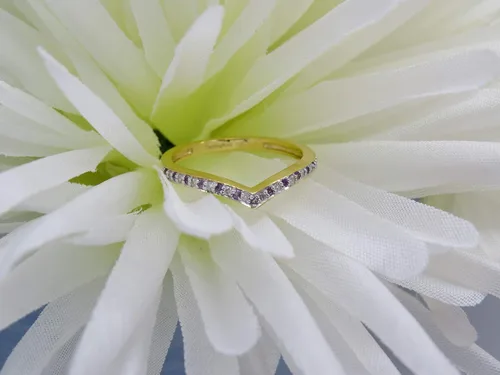 Miniatura 4 de Dazzlingrock Collection Anillo de Chevron de boda de diamantes blancos y piedras preciosas redondas para mujeres en oro