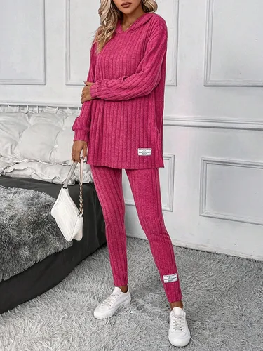 Miniatura 5 de WDIRARA Conjunto de 2 piezas para mujer, con estampado de letras, manga larga, dobladillo dividido, sudadera con capucha y leggings ajustados