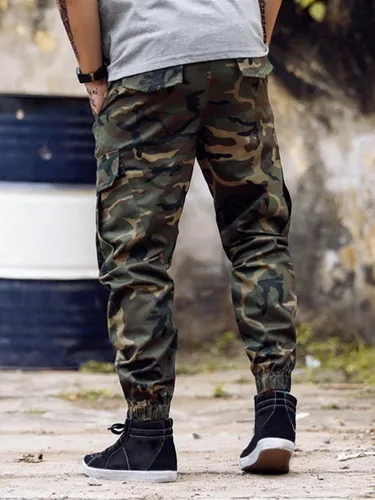 Miniatura 2 de OYOANGLE Pantalones cargo con estampado de camuflaje y cordón en la cintura con bolsillo y solapa para hombre