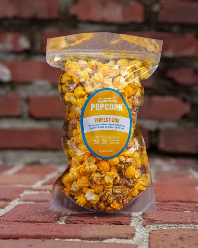 Miniatura 2 de Signature Popcorn Paquete de 3 variedades gourmet – Caramelo, Cheddar y Perfect Duo (mezcla de caramelo y cheddar) – Bolsas resellables – Hecho a