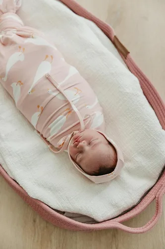 Miniatura 12 de Copper Pearl Gorros de bebé: ultra suave, cómodo de llevar, sombrero de sol para protección contra los rayos UV, diseño moderno a juego, 6-12 meses