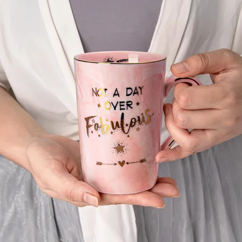 Miniatura 5 de Divertidos regalos de cumpleaños para mujeres, taza de café de 14 onzas con texto en inglés "Not a Day Over Fabulous" impresa con oro, ideas de Rosa