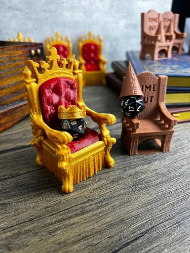 Miniatura 3 de MunnyGrubbers - Jaula de la cárcel de dados - Silla Time Out y sombrero de dunce - Silla de la vergüenza - Corona de Crit y Trono de la Suerte