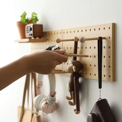 Miniatura 3 de Tablero de Clavijas de Madera Modular para Exhibición Organización Almacenamiento Ganchos de Pared Estante (Color: Roble)