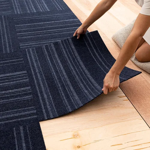 Miniatura 17 de Mohawk Home Baldosa de alfombra de 24" x 24" para interiores/exteriores, altura de pelo de 0.25", despegar y pegar, poliéster negro, (15 baldosas)