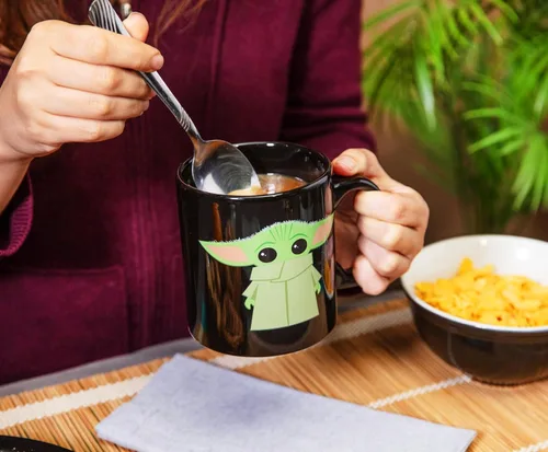 Miniatura 4 de Silver Buffalo Star Wars The Mandalorian The Child Stands, taza de café de cerámica, 20 onzas The Child Stands-Negro