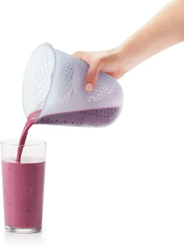 Miniatura 8 de 1 taza de medir de silicón para exprimir y verter, con patrón Stay-Cool, de la marca Oxo Good Grips, Transparente