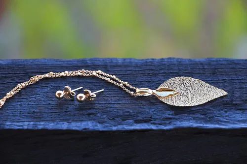 Miniatura 41 de Joyas de hoja de oro rosa y plata para mujer. Pendientes de hoja natural y collares circulares colgantes. Elegantes conjuntos de joyas colgantes.