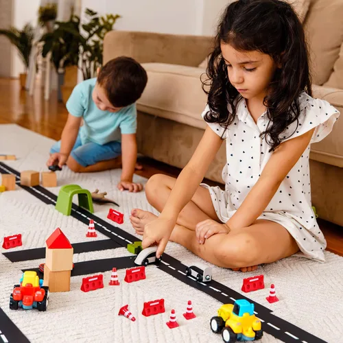 Miniatura 5 de Kisangel Juego de mini conos de tráfico con señales de tráfico y barreras de seguridad, 72 piezas de construcción educativa para niños, juego de rol