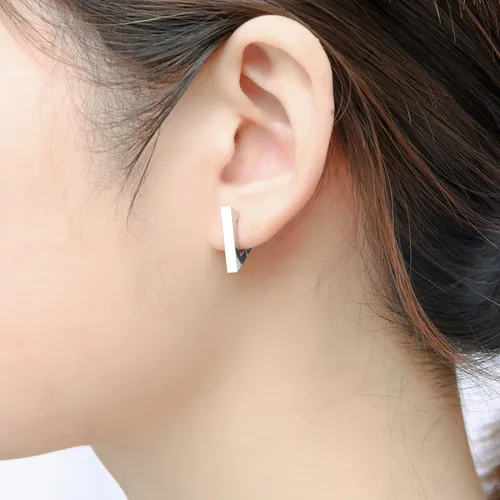 Miniatura 2 de HELFNE Aretes de cartílago hechos a mano con triángulo de oro de 14 quilates para mujer de oro real pequeños aretes geométricos de plata