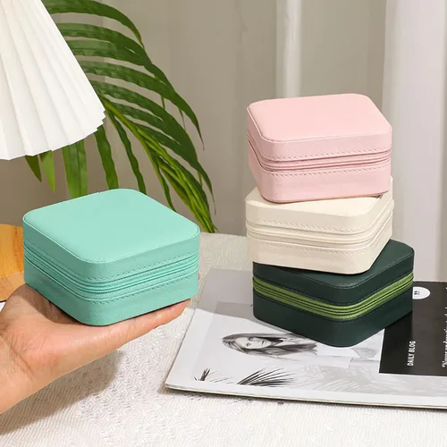 Miniatura 4 de GOTDYA Joyero de viaje pequeño, caja de joyería portátil de piel sintética para organizar y almacenar joyas, color verde oliva