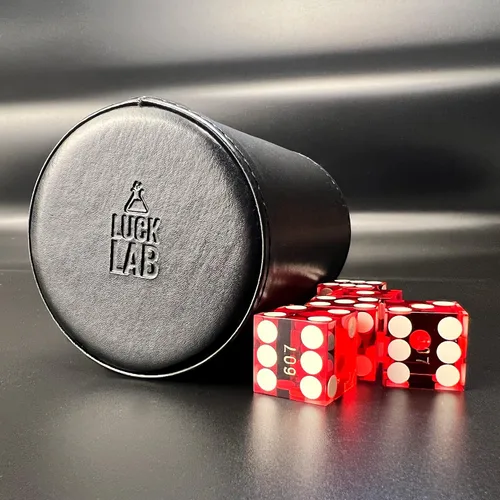 Miniatura 7 de Luck Lab Taza apilable de cuero negro con 5 dados de casino serializados con borde de maquinilla de afeitar de 0.748 in, taza recta profesional
