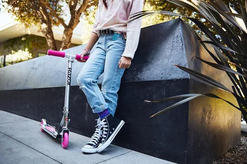 Miniatura 5 de Razor A Patinete para niños - Ligero, plegable, marco de aluminio y manillar ajustable Claro/Negro