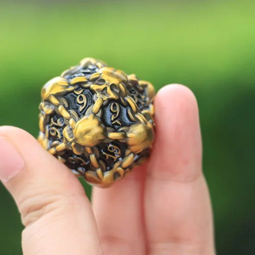 Miniatura 5 de DNDWoW Calavera dorada de metal pesado D20 con cadenas, dados de calavera gótica de gran tamaño para juegos de rol de mesa -BKGH9
