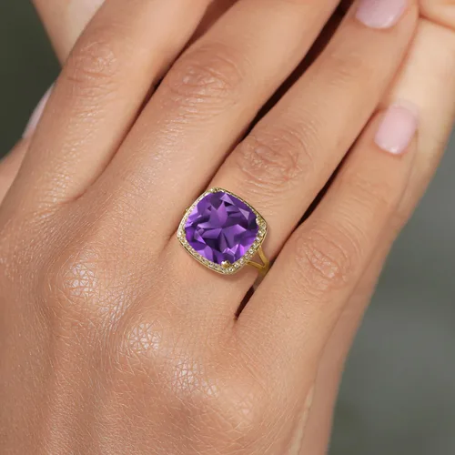 Miniatura 5 de Gem Stone King Anillo de oro amarillo de 10 quilates con piedra natal y zafiro blanco creado para mujer, cojín de 0.472 in, anillo de compromiso