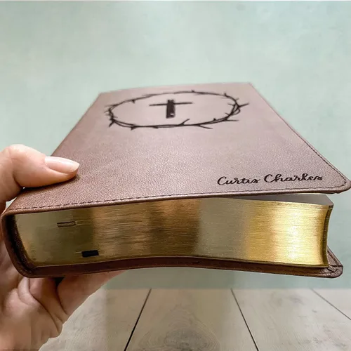 Miniatura 4 de Biblia KJV ilustrada a mano y grabada con láser, cuero marrón, incluye opción de agregar nombre grabado, regalo personalizado para boda, bautizo