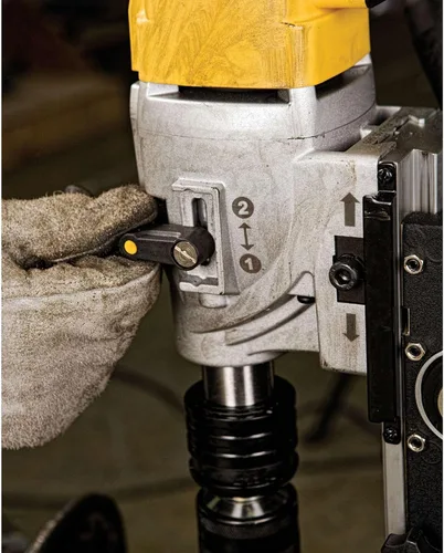 Miniatura 5 de DEWALT Taladro de columna, magnético, 2 pulgadas, 10 amperios con ajuste de 2 velocidades (DWE1622K)