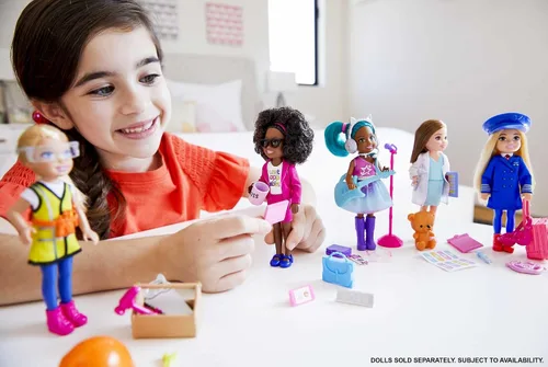 Miniatura 2 de Set de juego Barbie con muñeca morena Chelsea que puede ser doctora y accesorios que incluyen una pizarra, herramientas médicas y adhesivos