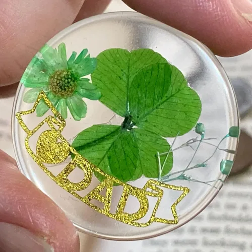 Miniatura 4 de KIN-HEBI Ficha de bolsillo de buena suerte con trébol de cuatro hojas real, conservada, 1.25 pulgadas, incluye palabra de buena suerte