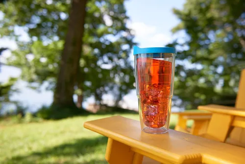 Miniatura 2 de Taza de viaje Tervis de doble pared transparente y colorida con tapa fabricada en Estados Unidos mantiene las bebidas frías y calientes, 24 onzas