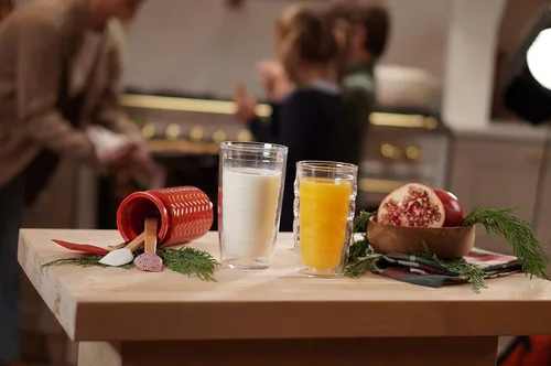 Miniatura 3 de Vaso aislado Tervis de doble pared transparente y colorido hecho en Estados Unidos mantiene las bebidas frías y calientes, 16 onzas, tapa amarilla