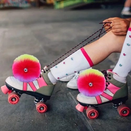 Miniatura 6 de 2 pompones para patinaje sobre ruedas para mujeres y niñas, de princesa, para patinaje sobre hielo, bolas de pompón con cascabeles peludos para Rosa